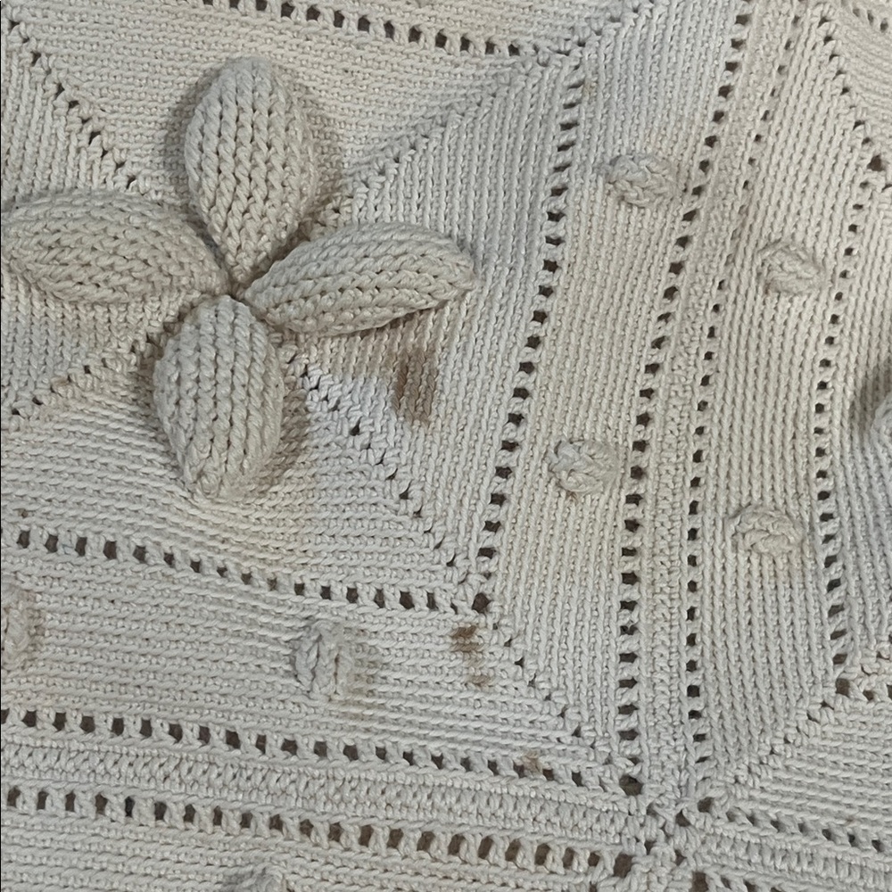 VINTAGE STYLE BATES Cream Hand-Crocheted Floral Bedspread/ COVERLET 85”X 79” - Picture 10 of 10